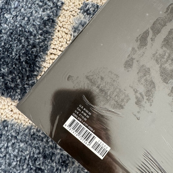 Brand new Louis Vuitton Book - Picture 2 of 2